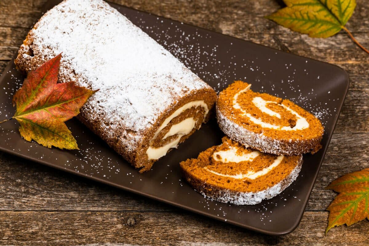 Ruladă de dovleac feliată, pudrată cu zahăr