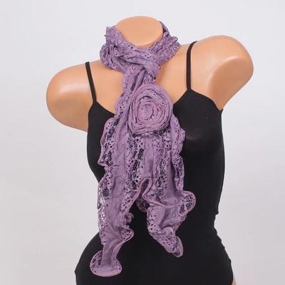 Дантелен шал в лилаво с роза
