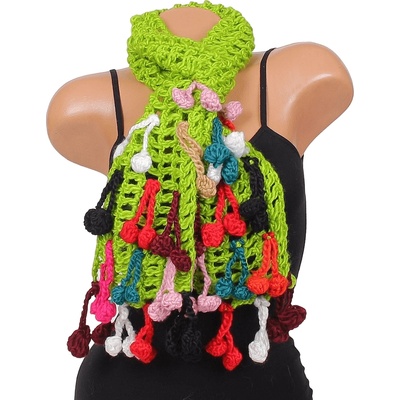 Ефектен плетен шал в зелено с цветни пискюли