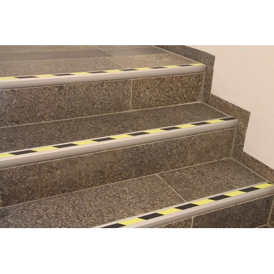 Protiskluzový nášlapný profil na schod, R10, m2, fluorescenční, š 800 mm