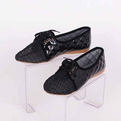 Ежедневни обувки в черен цвят от лак и мрежа с връзки