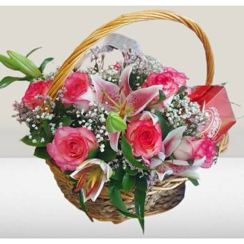 КОШНИЦА С РОЗИ, ЛИЛИУМ И БОНБОНИ , , lindor, ,