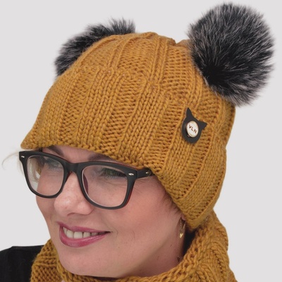 Volan zimní čepice s bambulemi hořčicová