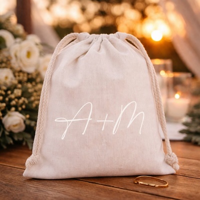 Bavlněný pytlík s potiskem MONOGRAMŮ Barva: Bílá, Velikost pytlíku: 26 X 35 cm