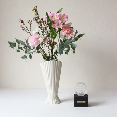 Ferm Living Exkluzivní set: váza Fountain Off White 23 cm + aranžovací kroužek Hanataba, bílá barva, krémová barva, keramika