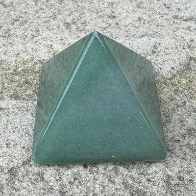 Pyramida avanturín 30x35 mm
