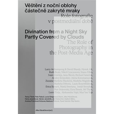 Věštění z noční oblohy částečně zakryté mraky. Role fotografie v postmediální době