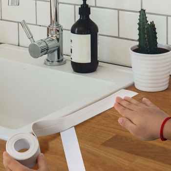 Deminas | Vynikajúca vodeodolná tesniaca páska do kúpeľne Farba: Biela 2,2 cm