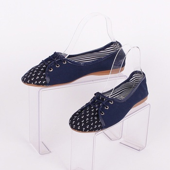 Платнени обувки в синьо и черно, украсени с малки бели котвички