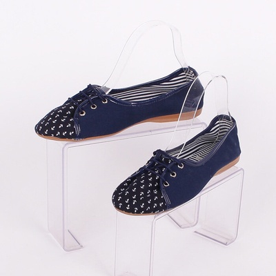 Платнени обувки в синьо и черно, украсени с малки бели котвички