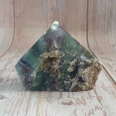 Nefertitis Fluorit duhový surový leštěná špice 2 NF50874 - cca 8,2 x 6,4 cm, 281 g