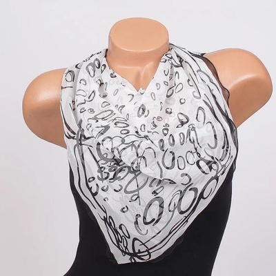 Копринено фишу в бяло с черни орнаменти