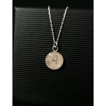 Meganflo Нежен сребърен медальон с кърма и буква