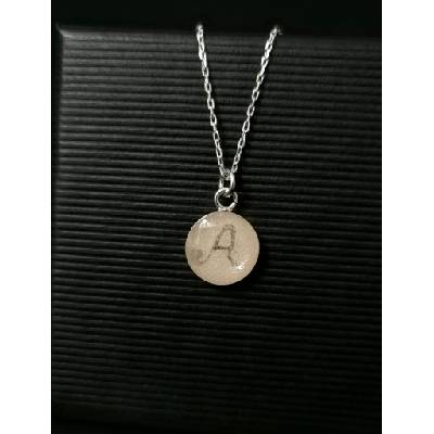 Meganflo Нежен сребърен медальон с кърма и буква