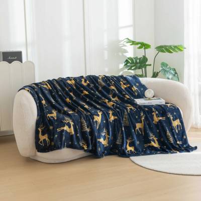 Textilomanie Tmavě modrá vánoční mikroplyšová deka GOLDEN DEER 150x200