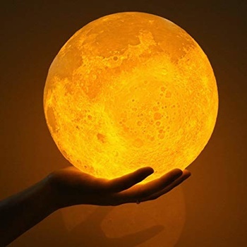 Svíticí měsíc magický - LED Obsah balení: 1x LED světlo, napájecí kabel, dřevěný stojánek.