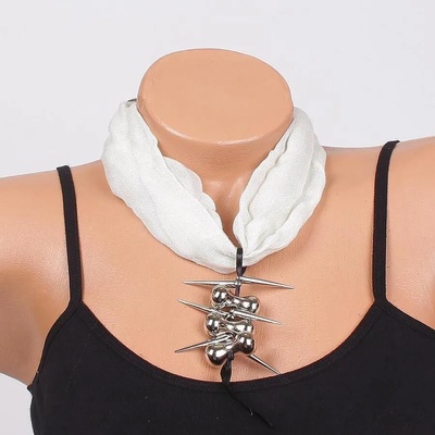 Ефектно фишу-колие в бяло със сребриста висулка