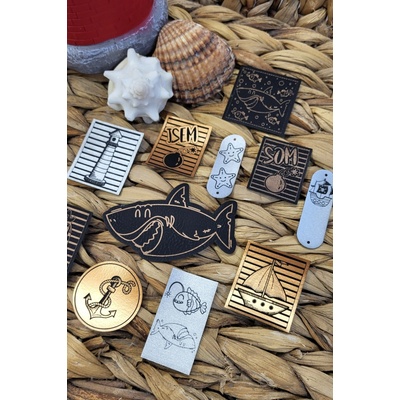 Koženkový štítok Balíček nažehľovacích koženkových štítkov ŽRALOK CZ Materiál/farba: LASER Petrolej/čierna