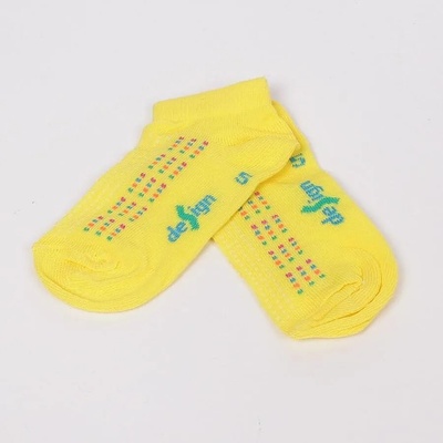 Детски къси чорапи-терлик в жълто с цветни точици