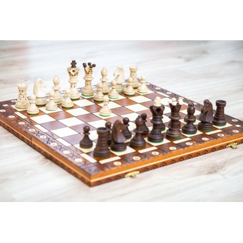 královské dřevěné šachy