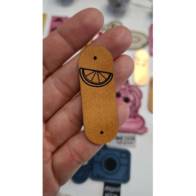 Koženkový štítok na lem Citrón Materiál/farba: LASER patina bordová