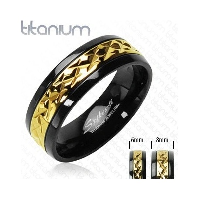 Šperky eshop Titanový prsten černý se vzorovaným pruhem zlaté D11.8