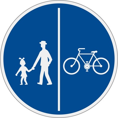 Dopravní značka C10a(C-K) Stezka pro chodce a cyklisty dělená (Chodec/Kolo)