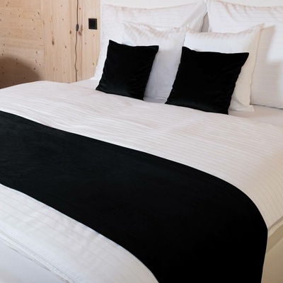 Biante Sametový přehoz/běhoun na postel Velvet Premium SVP-041 Černý 50x140 cm