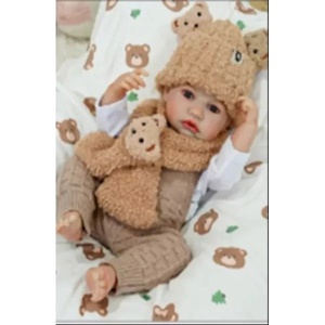 Man Yuk Toys Реборн бебе момче с кафяво плетено облекло и аксесоари - 43 см (qm24102)
