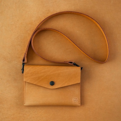 Klíčenka Wood Style Kapsička s popruhem Skořice
