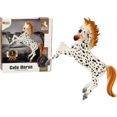 mamido bieleho koňa s bodkami stojaceho na farme