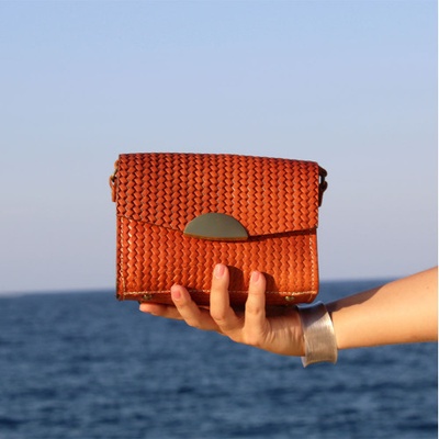 dámska kožená crossbody kabelka ANAFI prírodná pletený vzor hnedá
