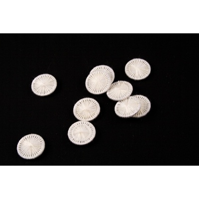 Gombík nitený - biela - priemer 1,5 cm