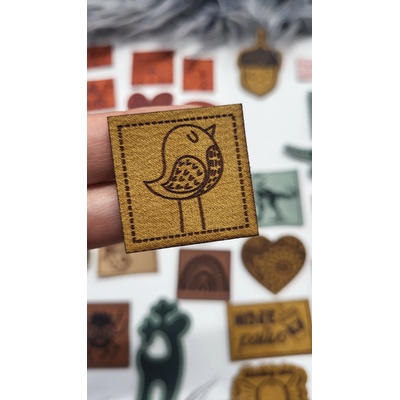 Koženkový štítok Čvirik Materiál/farba: Brúsená koženka TENKÁ ŠEDÁ