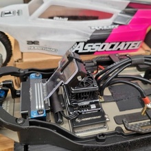 associated B6.3 B6.4 2WD Team LapMonitor držák pro transpondér/personální čip