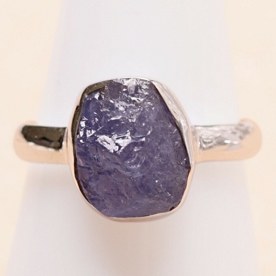 Nefertitis Tanzanit surový prsten stříbro LOT396