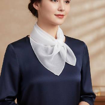 Нежно дамско фишу в бял цвят