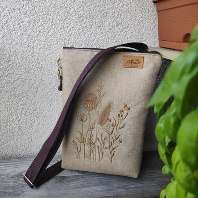Joan Atelier Luční Háta crossbody taštička strojová výšivka