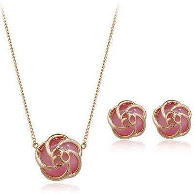 Розов комплект от колие и обеци