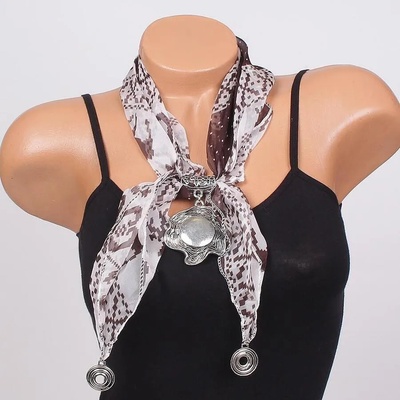 Стилно фишу в бял цвят и кафяви шарки с бижу