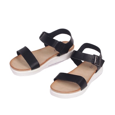 Кожени сандали в черен цвят с бяла равна подметка