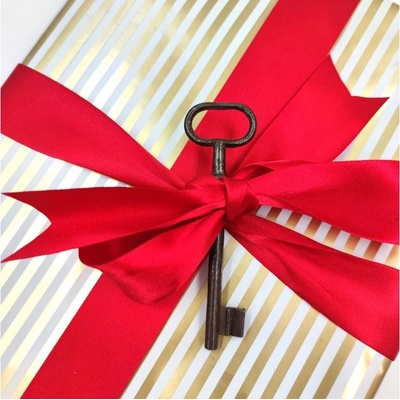 Řekni to dárkem Balení dárků s klíčem červená velikost L – Zbozi.Blesk.cz