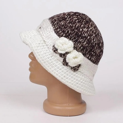 Зимна плетена шапка в бяло и кафяво с цветя
