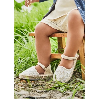 Mayoral Затворени сандали с нежна дантела за бебе момиче Mayoral