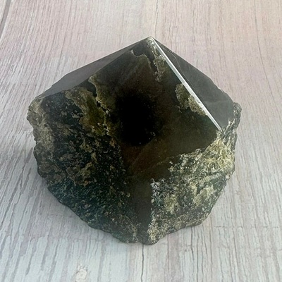 Nefertitis Labradorit surový leštěná špice 6 NF56656 - cca 5,6 x 6,5 cm, 177 g