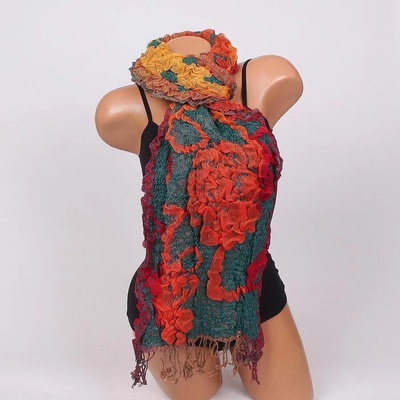 Ефектен шал в тъмнозелено с червени и оранжеви рози