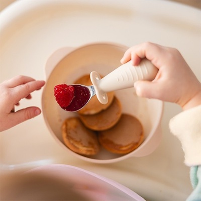 Babynova BABYONO Příbor dětský se zábranou 12m+ mintový