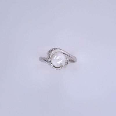 Lillian Vassago Prsten s perlou a zirkony v bílém zlatě LLV31 GR004