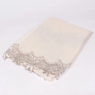 Стилна кръгла покривка за маса в бежов цвят с ефектна дантела 180