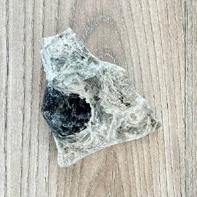 Nefertitis Obsidián Apačská slza v matrixu USA 43 NF64415 - cca 2,6 cm, 77,6 g